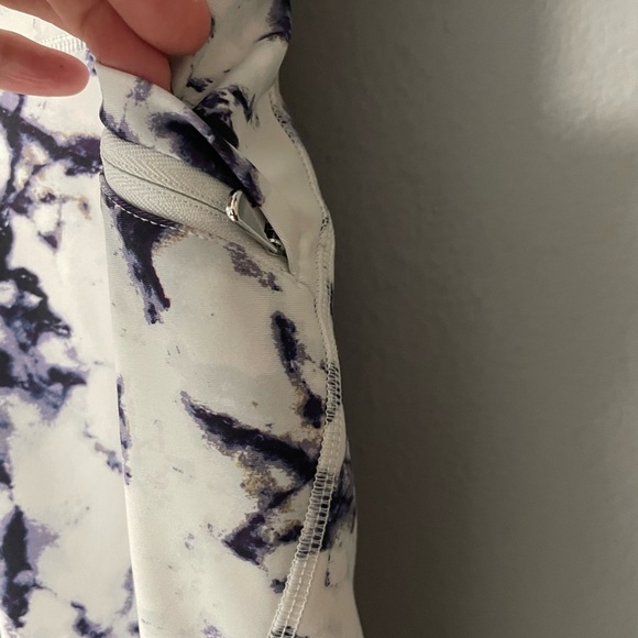 Old Navy Active Powersoft Print Crop Leggings in Small. GapFit Strappy Top in XS - Picture 5 of 16